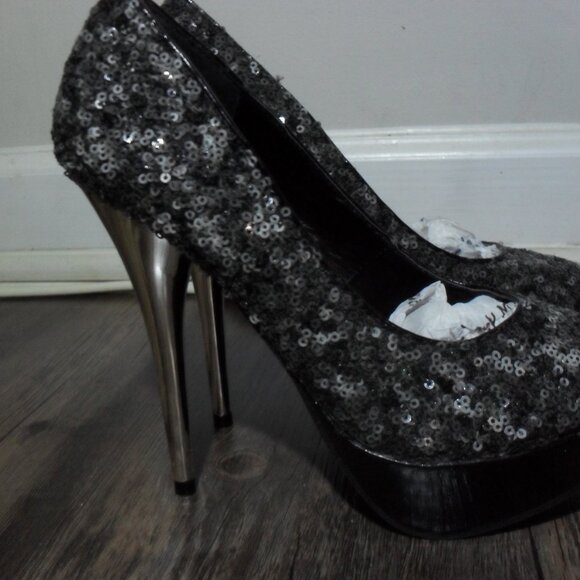 Women Grey/black sequins or sparkling silver closed-toe platform pump. - Picture 2 of 5